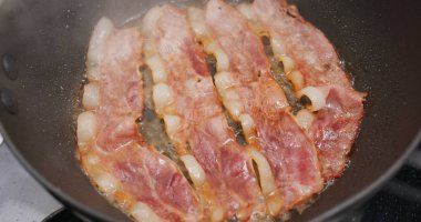 Mutfakta kıtır kıtır pastırma pişiriyorum.