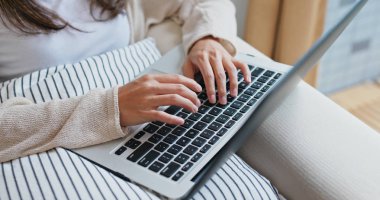 Kadın evde bilgisayar üzerinde çalışıyor