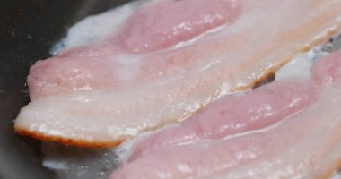 Tavada domuz pastırması pişir. 