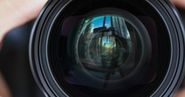 Kamera merceği açıklığı değiştiriliyor