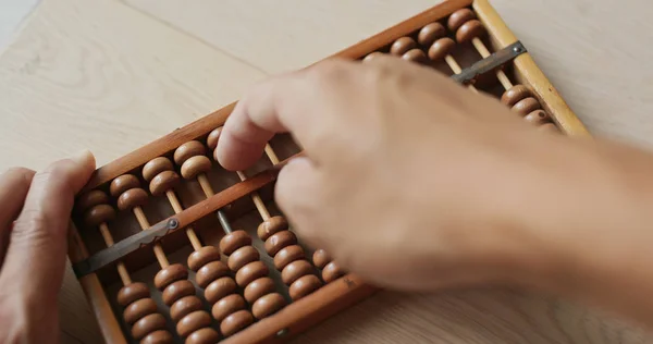Gebruik van het abacus voor de berekening — Stockfoto