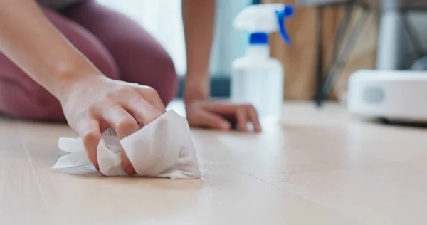 Utilisation de mouchoirs de papier par les femmes pour nettoyer le sol à la maison — Photo