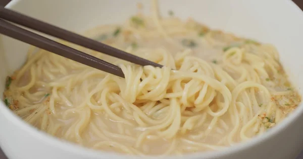 Mangez avec des ramen faits maison à la maison — Photo