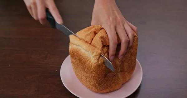 Corte do pão branco caseiro — Fotografia de Stock