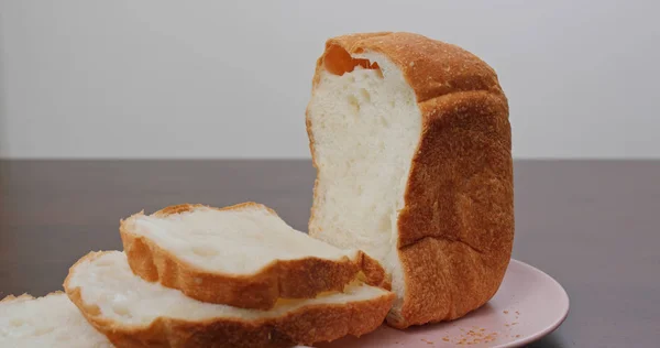 Corte um pão branco em casa — Fotografia de Stock