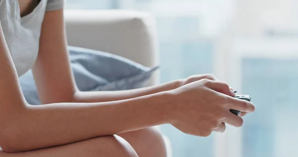 Mujer jugar juego de TV en casa — Foto de Stock