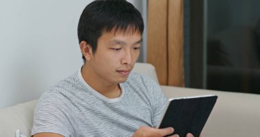 Adam evde tablet bilgisayar kullanımı