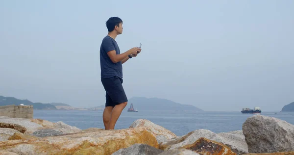 Man control a drone at seaside — Stock Photo, Image