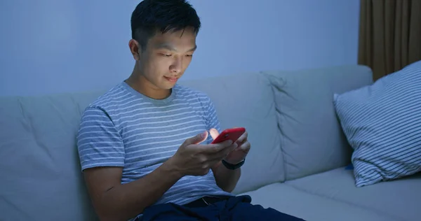 El uso del hombre del teléfono móvil en línea por la noche —  Fotos de Stock