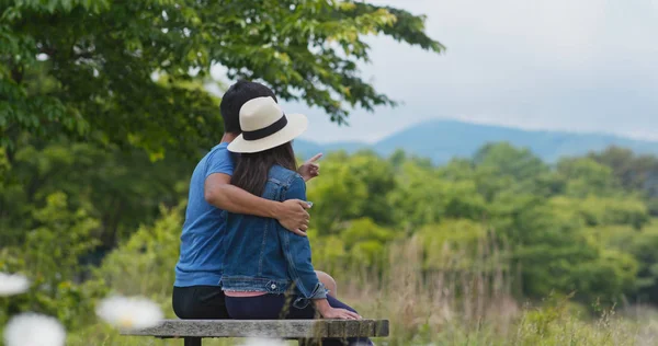 Coppia sguardo al paesaggio vista in campagna — Foto Stock