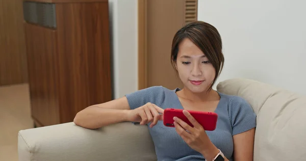 Woman watch on cellphone at home — Stock Photo, Image