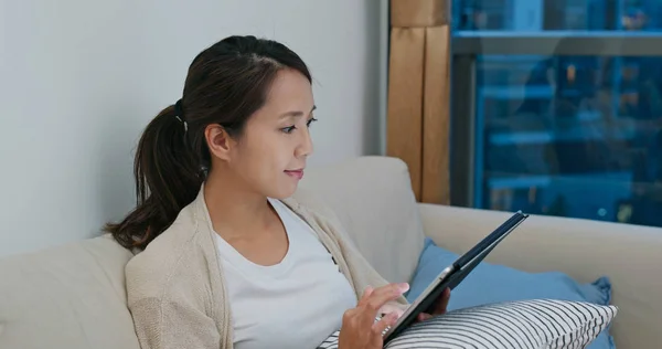 Frauenuhr am digitalen Tablet-Computer zu Hause — Stockfoto