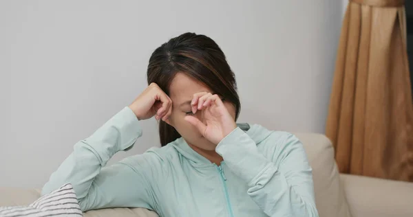 Frau spürt Kopfschmerzen zu Hause — Stockfoto