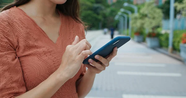 Close-up de mulher uso de telefone celular ao ar livre — Fotografia de Stock