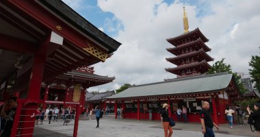 Tokyo, Japonya - 24 Haziran 2019: Ünlü Sensoji Asakusa'da