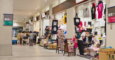 Tokyo, Japonya - 07 Temmuz 2017: Japonya 'nın Toyosu şehrinde alışveriş merkezi