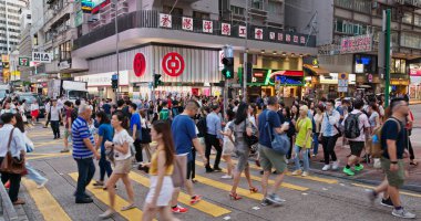 Tsim Sha Tsui, Hong Kong - 27 Temmuz 2019: Hong Kong şehrinde insanlar karşıdan karşıya geçiyor