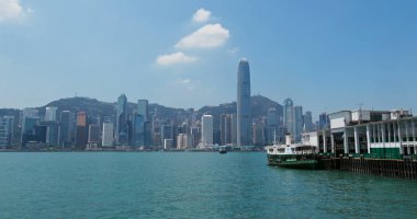 Victoria Limanı, Hong Kong - 07 Eylül 2019: Hong Kong silueti