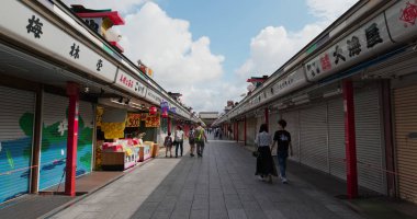 Tokyo, Japonya - 24 Haziran 2019: Sensoji tapınağında Nakamise