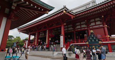 Tokyo, Japonya - 24 Haziran 2019: Tokyo şehrinin Asakusa bölgesinde Sensoji