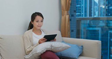 Kadın tablet bilgisayardan izliyor