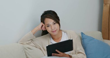 Evde kadın tablet bilgisayar kullanımı