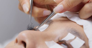 Kirpik uzatmalı güzel bir genç kadın.