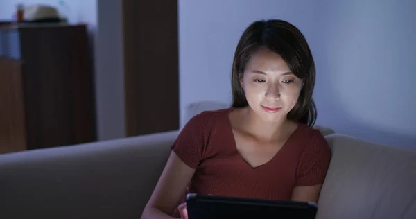 Žena práce na tabletu počítače doma — Stock fotografie
