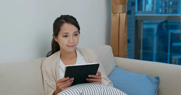 Mulher uso de computador tablet em casa — Fotografia de Stock