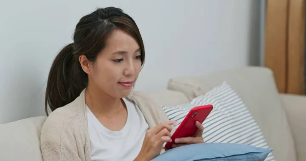 Mujer comprobar en el teléfono inteligente en casa — Foto de Stock