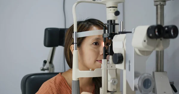 Vrouw controleren op oog in kliniek — Stockfoto