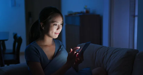 Mujer comprobar en el teléfono inteligente en casa por la noche —  Fotos de Stock