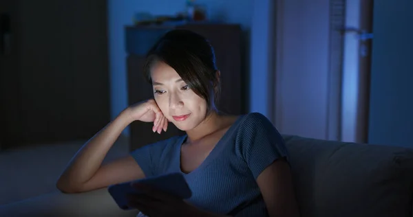 Korzystanie przez kobiety ze smartfona w nocy — Zdjęcie stockowe