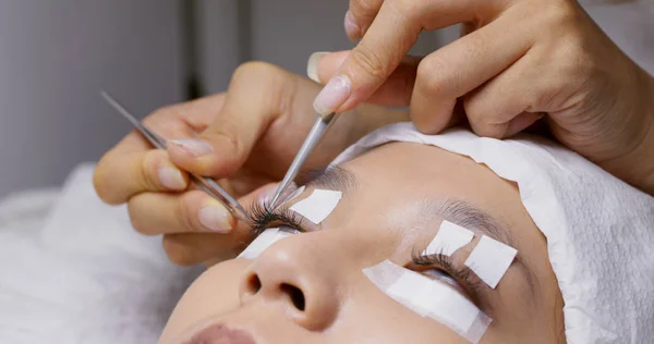 Woman having eyelash extension in beauty salon — Stock Photo, Image