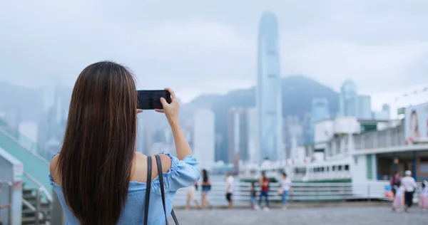 Kvinna turist besöka Hong Kong stad och ta foto på mobil phon — Stockfoto