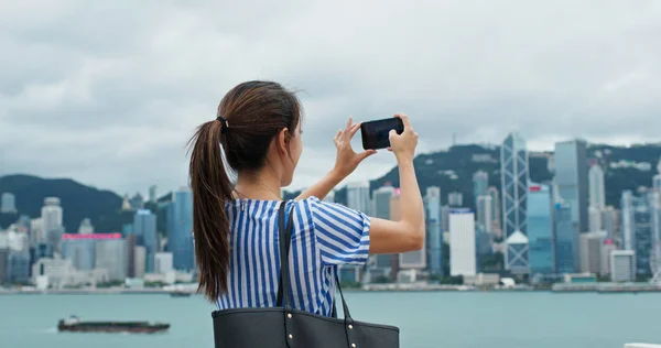 Woman use of mobile phone to take photo in Hong Kong city — Stockfoto