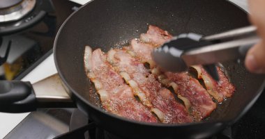 Mutfakta kıtır kıtır pastırma pişiriyorum.