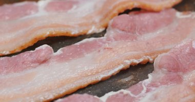 Kahvaltıda tavada kızarmış pastırma.