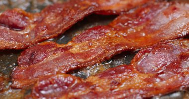 Tavada domuz pastırması pişir. 