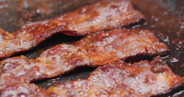 Tavada kızarmış pastırma.