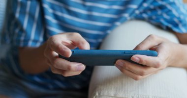 Cep telefonu evde kadın oyun oyun