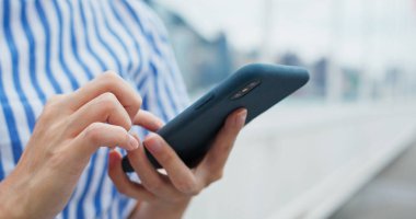 Kadın cep telefonu kullanımını kapat 