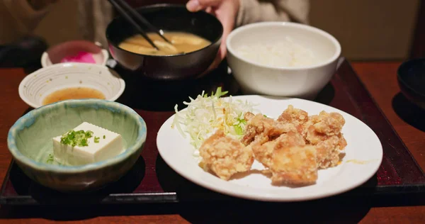 Ужин в японском ресторане с жареной курицей и рисом — стоковое фото