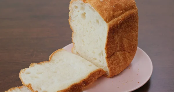 Corte um pão branco caseiro — Fotografia de Stock