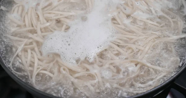 Cozinhar soba japonês na frigideira — Fotografia de Stock