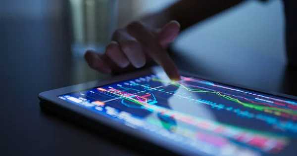 Finger touch tabletin tietokoneen osakemarkkinatiedot — kuvapankkivalokuva