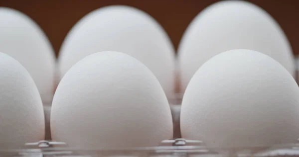 Пачка Білих Курячих Яєць — стокове фото
