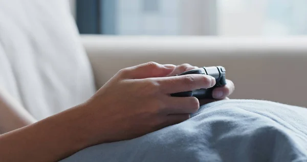 Mujer jugar juego de TV en casa — Foto de Stock