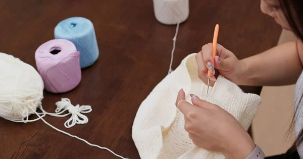Woman crochets with white threads — Stock Photo, Image