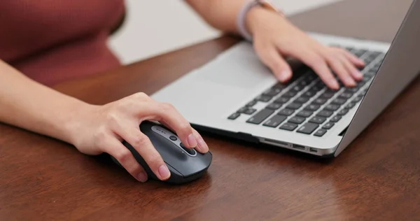 Vrouw werk op laptop thuis — Stockfoto